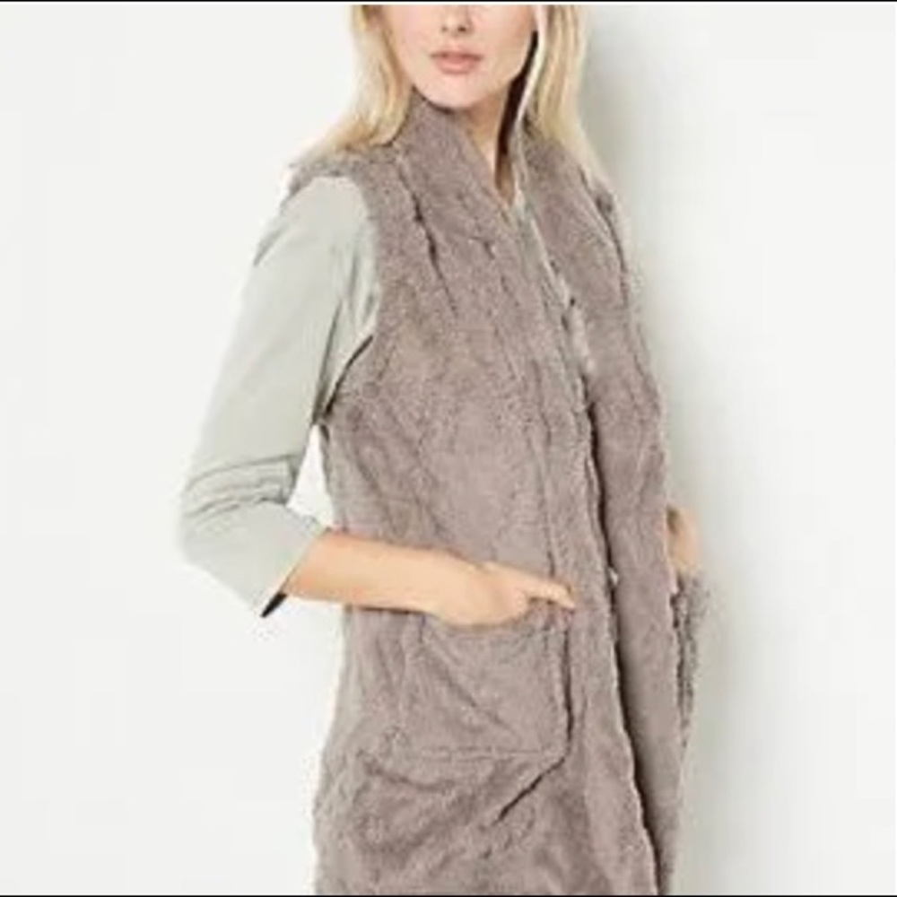 NWOT Koolaburra by UGG Embossed Cozy Sherpa Fleece Vest